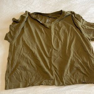 Women’s cropped workout top